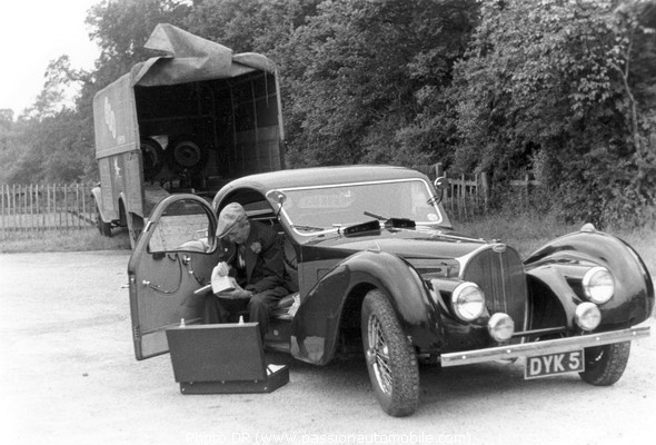 Earl How dans la Bugatti 57 C (Vente aux enchres Bonhams - Retromobile 2009)
