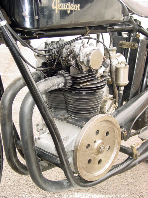 Moto Peugeot - 1926 - Bicylindre Antonesco course usine - 500 cm3 (salon Retromobile 2010)