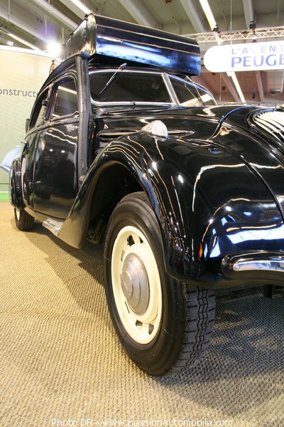 Peugeot 402 B Limousine Gazogne 1940 (Salon Retromobile 2009)