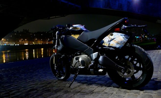 Buell Lightning Super TT XB 12 STT peint par Kim Hyun Mi (Salon Moto de Lyon 2008 - Stand Harley davidson et Buell)