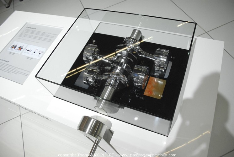 SUBARU BOXER Hand Rotation Engine Model (Salon de Francfort 2009)