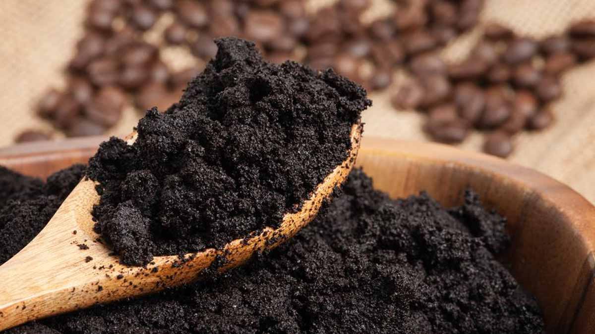 vinaigre dans du marc de café