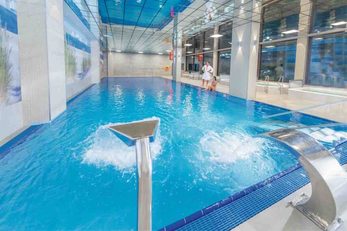 les piscines seront désormais restreintes dans certains départements français dès 2025