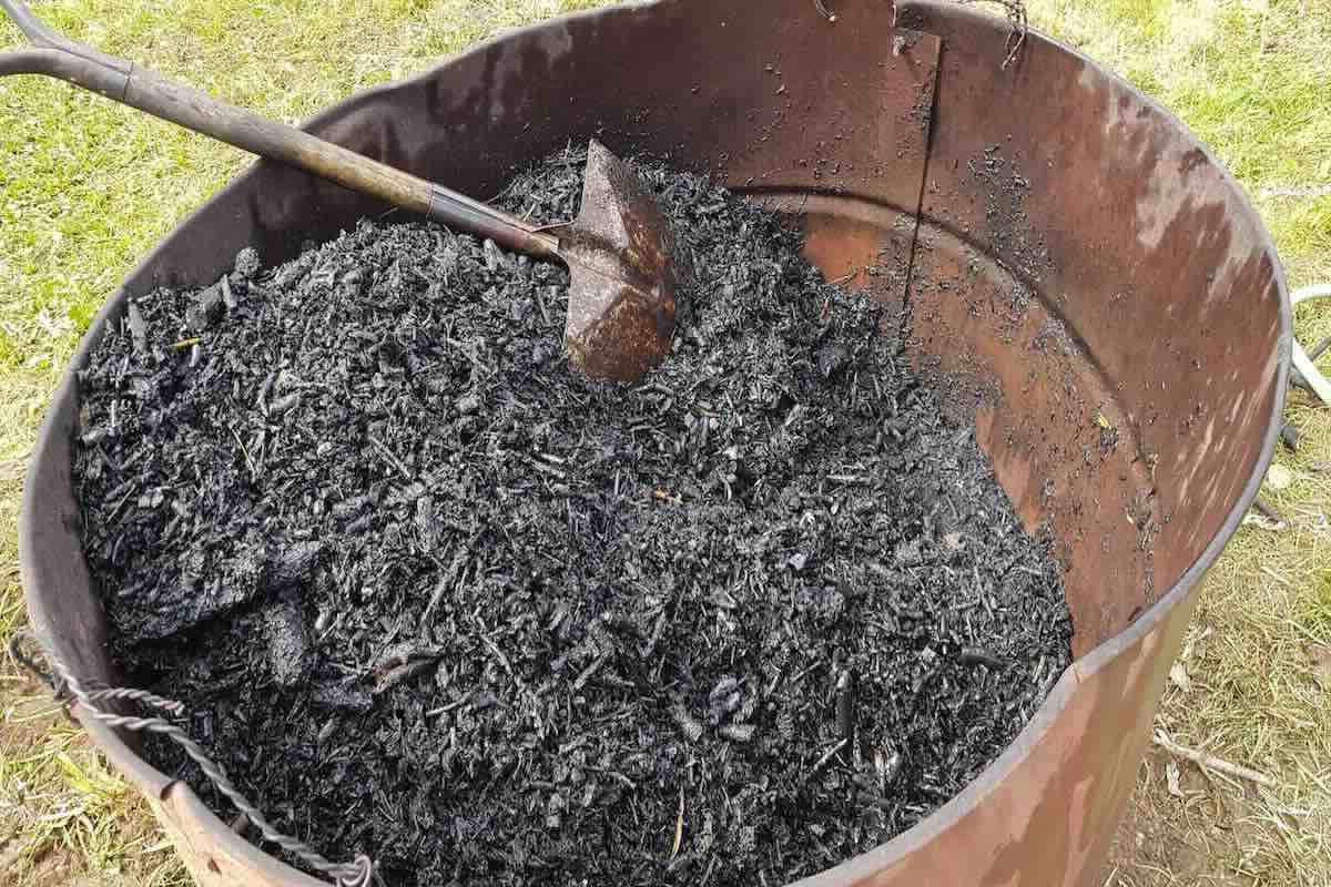 L’astuce hyper efficace et ultra simple pour rendre votre sol de jardin super absorbant et limiter les arrosages
