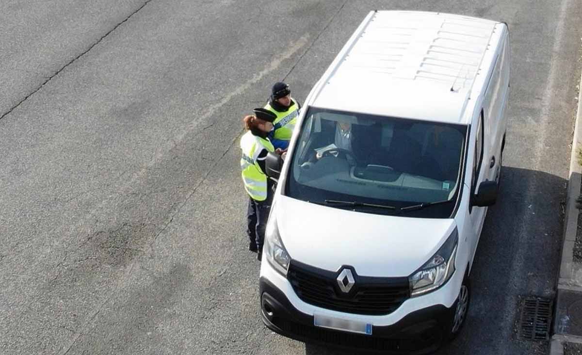 gendarmes interpellent une fourgonnette
