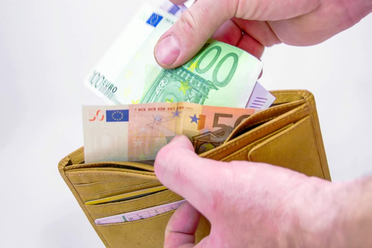 Paiement en liquide limité : voici les nouveaux plafonds bientôt en vigueur dans toute l’Europe Souhaitez-vous un ton plus informatif, percutant ou formel ?